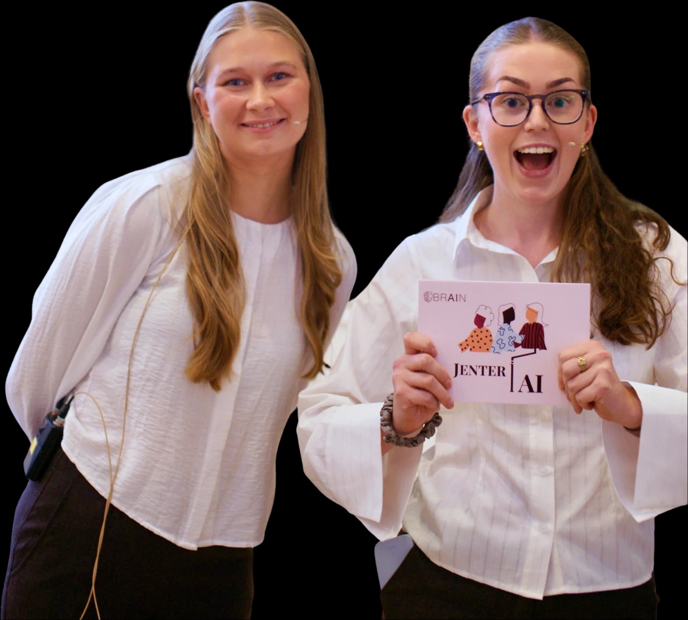 To fra Append på scenen under Jenter i AI, den ene med arrangementets skilt i hendene